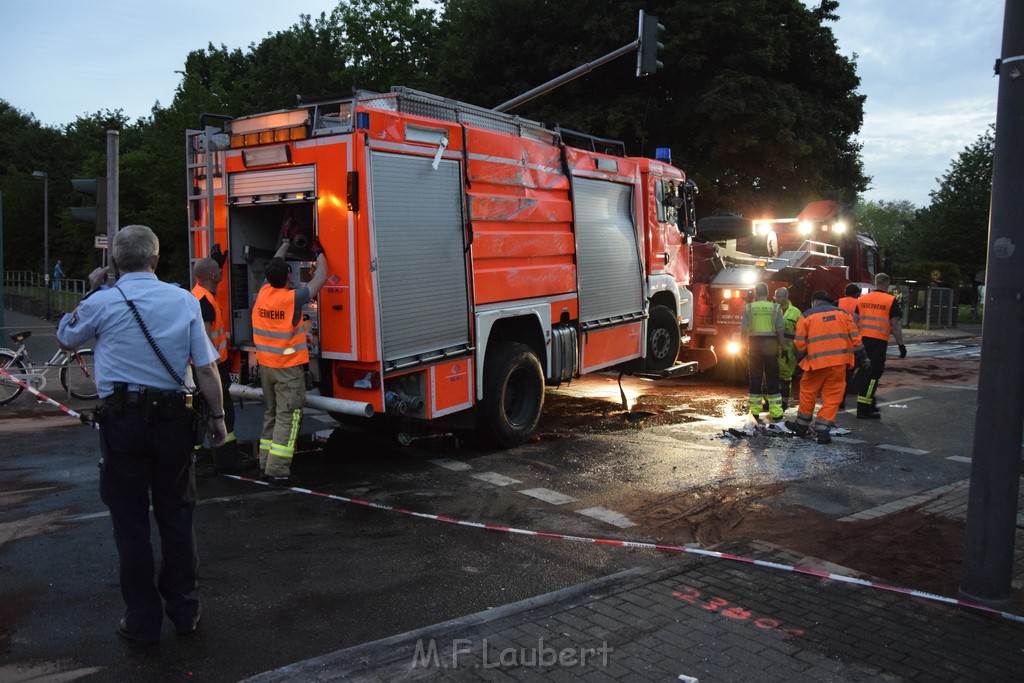 TLF 4 umgestuerzt Koeln Bocklemuend Ollenhauer Ring Militaerringstr P206.JPG - Miklos Laubert